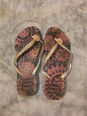 Havaianas floral print flip flops size 7/8